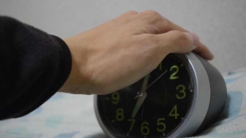 4 Ways to Train Yourself to Wake Up on Time in the Morning